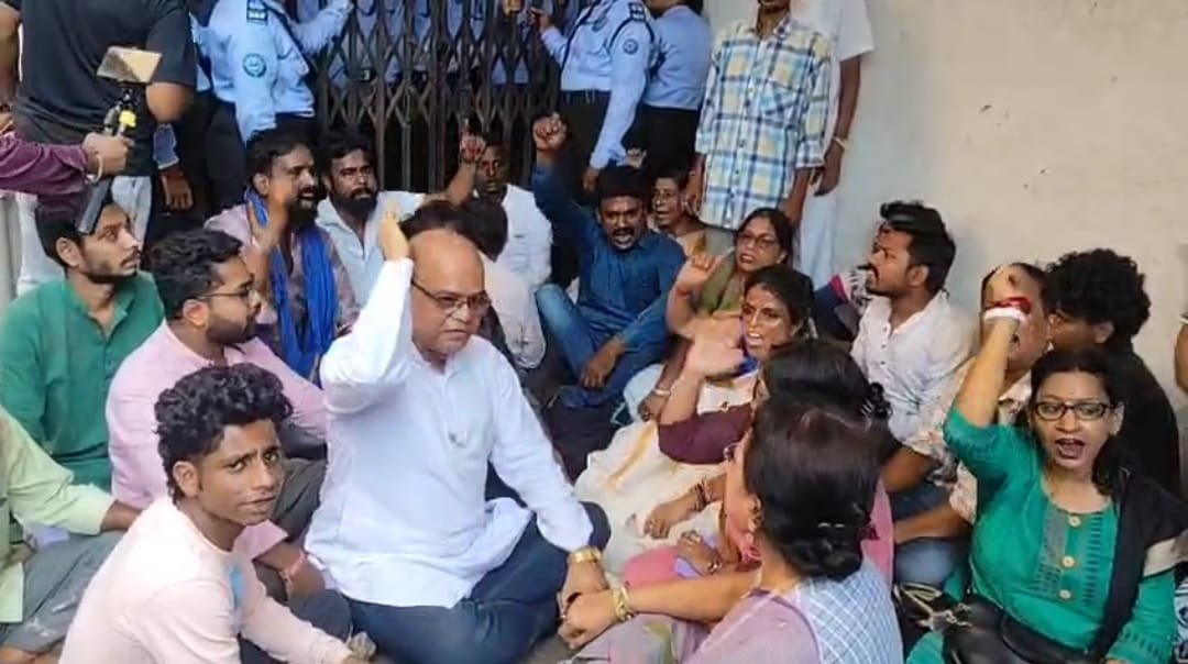 दुर्गापुर आईक्यूसिटी मेडिकल कॉलेज अस्पताल के गेट के सामने कांग्रेस का प्रदर्शन….