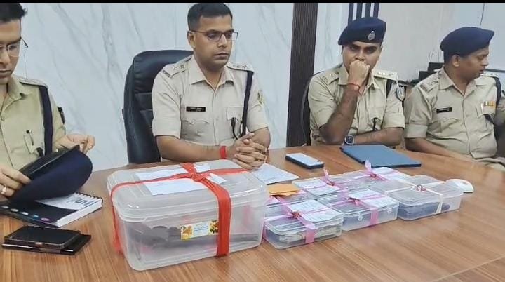 DHANBAD POLICE ACHIEVEMENT:पुलिस को मिली बड़ी सफलता.. गैंगेस्टर प्रिंस खान गिरोह के कुख्यात मेजर समेत 12 सदस्यों को किया गिरफ्तार ,हथियार और विस्फोटक बरामद…