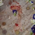 बंगाल के इस मंदिर मे नवरात्र के दिन माँ दुर्गा ने दिया था एक बच्ची को दर्शन अब पाया गया है पाँच पद्द चिन्ह…