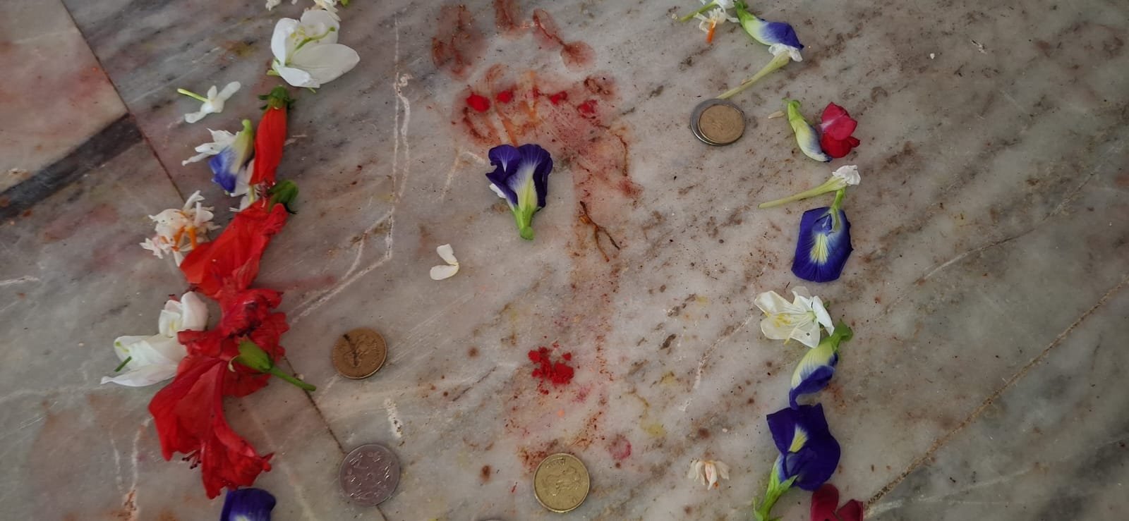 बंगाल के इस मंदिर मे नवरात्र के दिन माँ दुर्गा ने दिया था एक बच्ची को दर्शन अब पाया गया है पाँच पद्द चिन्ह…