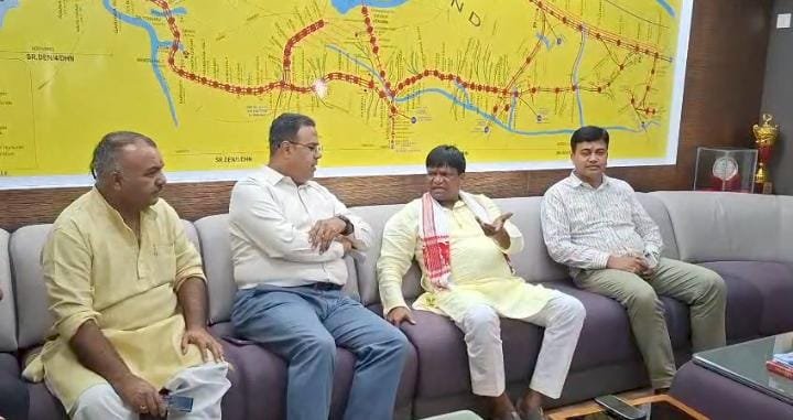 धनबाद गया पुल चौड़ीकरण और बरमसिया ओवरब्रिज का जल्द होगा निर्माण, सांसद ढुल्लू महतो ने डीआरएम से की मुलाकात…