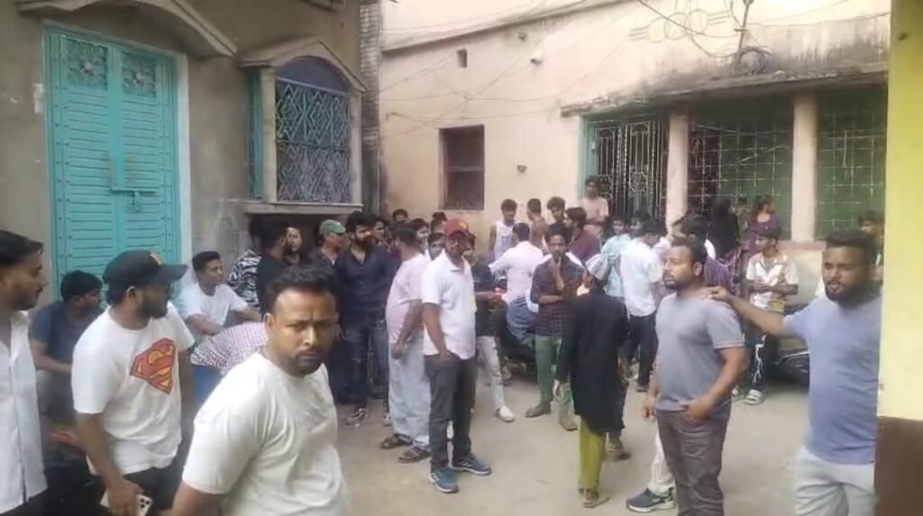 तृणमूल नेता के बेटे के ऊपर 450 करोड़ रुपए ठगी करने का लगा आरोप, प्रदर्शन…