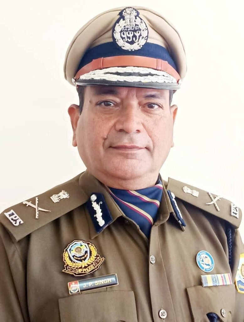 छपरा में क्या इस बार खेसारी पर भारी पड़ेंगे पूर्व IPS अधिकारी …