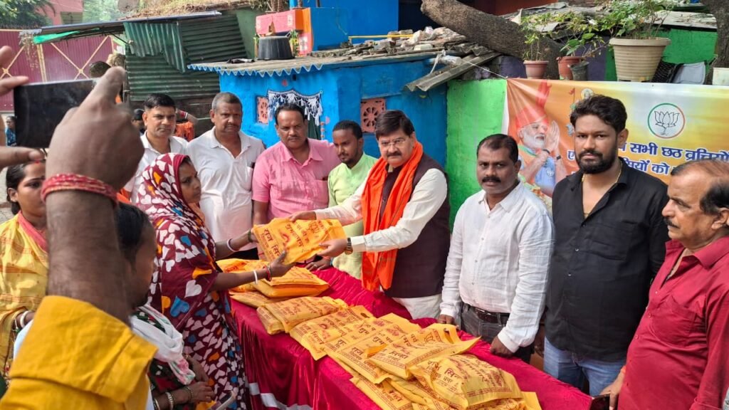 लोकआस्था के महापर्व छठ के अवसर पर धनबाद विधायक राज सिन्हा के द्वारा छठ व्रतियों के बीच साड़ियों का वितरण…