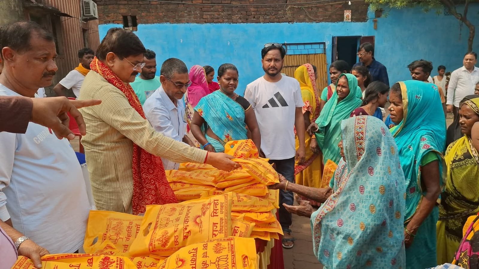 धनबाद विधायक राज सिन्हा द्वारा छठ व्रतियों के बीच साड़ियों का वितरण…