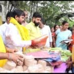 गाँधी रोड में छठ व्रतियों के बीच साड़ी नारियल कद्दू का वितरण…