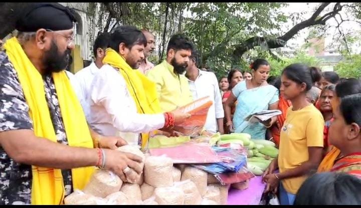 गाँधी रोड में छठ व्रतियों के बीच साड़ी नारियल कद्दू का वितरण…