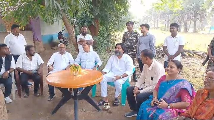 गांव-गांव पहुंचे सांसद विजय हांसदा, जनता से लिया सीधा फीडबैक…