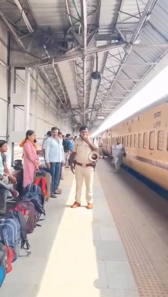 छठ ब्रतियों को रेलवे का बड़ा तौफा बिहार जाने वाले यात्रियों के लिये चलाई कई स्पेशल ट्रेन…