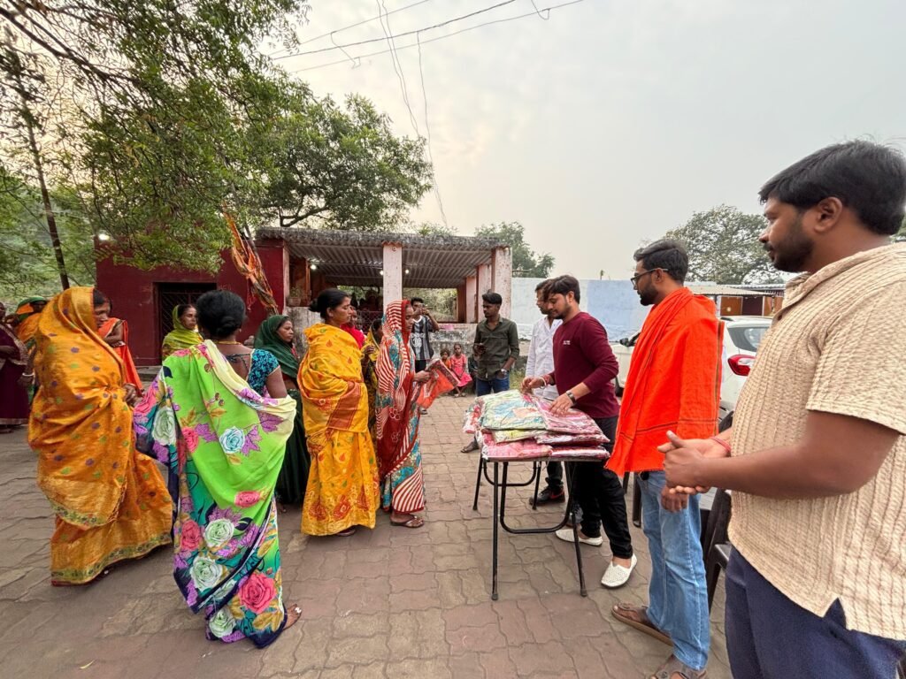 रोटी बैंक यूथ क्लब धनबाद के द्वारा छठ ब्रातियों को साड़ी और फल का वितरण…