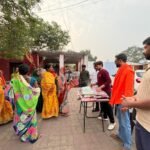 रोटी बैंक यूथ क्लब धनबाद के द्वारा छठ ब्रातियों को साड़ी और फल का वितरण…