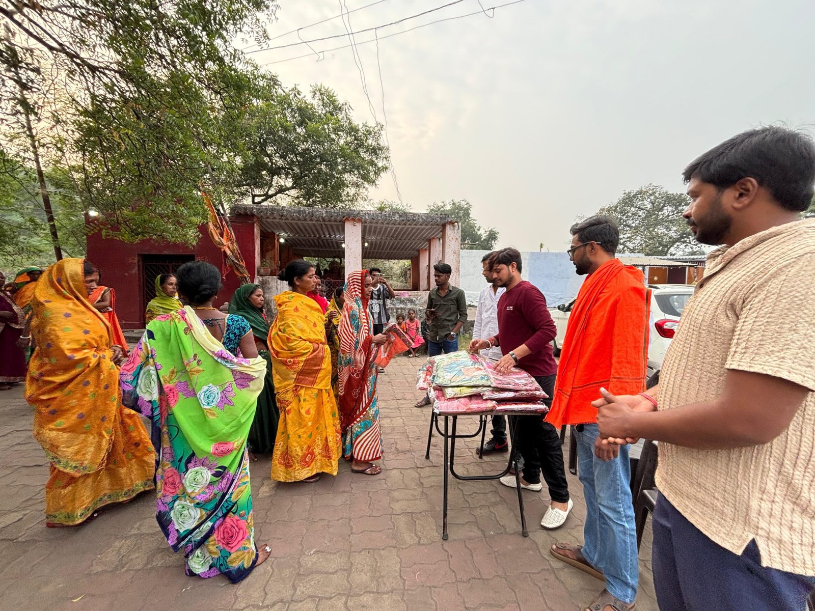 रोटी बैंक यूथ क्लब धनबाद के द्वारा छठ ब्रातियों को साड़ी और फल का वितरण…