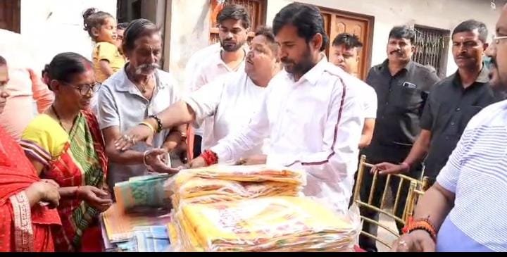 छठ महापर्व पर समाजसेवी कुंभनाथ सिंह ने महिलाओं के बीच साड़ी व दूध का वितरण किया…