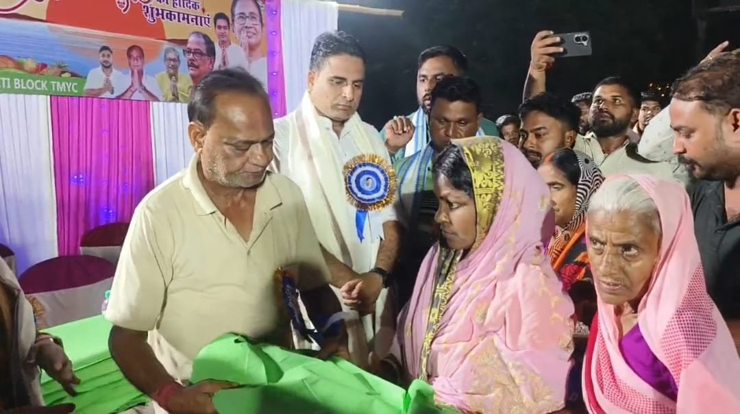 तृणमूल अल्पसंख्यक संघ के नेता भोलू खान ने 500 छठ ब्रतियों के बिच किया वस्त्र वित्रण…