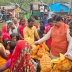 विधायक राज ने चौथे दिन भी किया साड़ी वितरण…