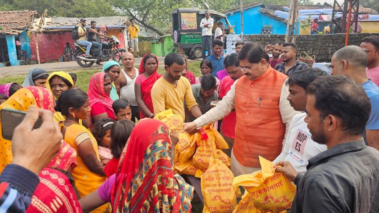 विधायक राज ने चौथे दिन भी किया साड़ी वितरण…