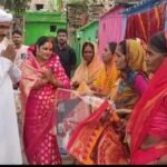 छठ व्रतधारियों के घर जाकर इरफान अहमद खान एव उनकी पत्नी ने बाटे साड़ी एव धोती…