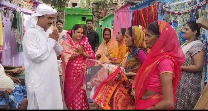 छठ व्रतधारियों के घर जाकर इरफान अहमद खान एव उनकी पत्नी ने बाटे साड़ी एव धोती…