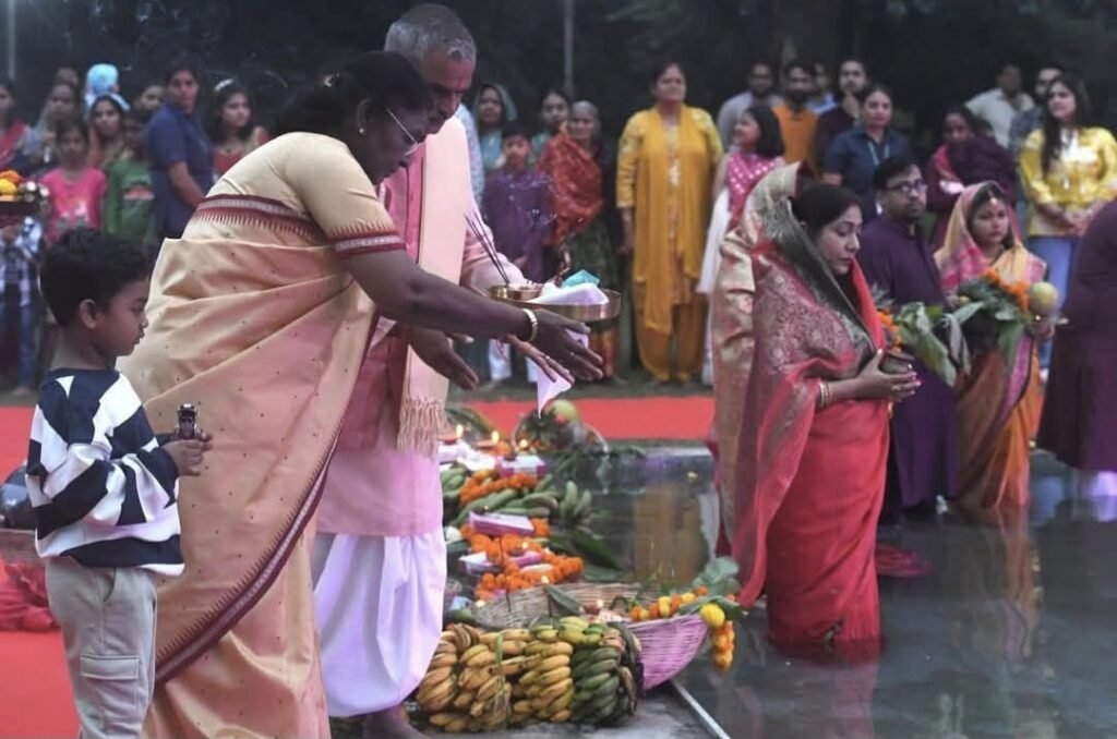राष्ट्रपति द्रौपदी मुर्मू ने किया सूर्योपासना, छठ अब राष्ट्रीय पर्व के रूप में उभरा…