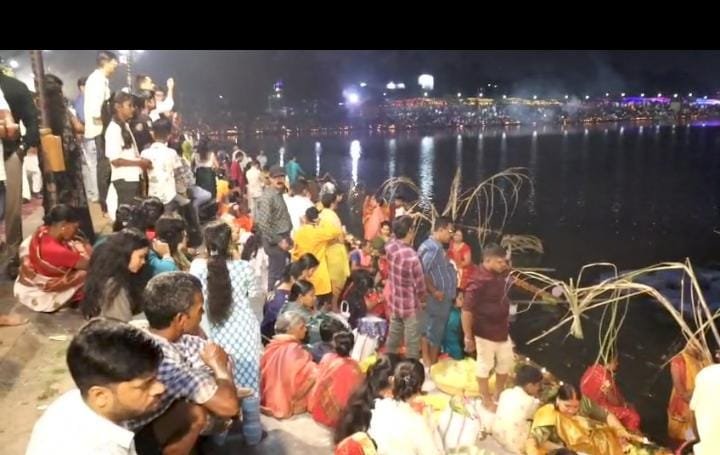 धनबाद राजेन्द्र सरोवर में धूमधाम से संपन्न हुआ छठ महापर्व, उदीयमान सूर्य को अर्पित किया अर्घ्य…