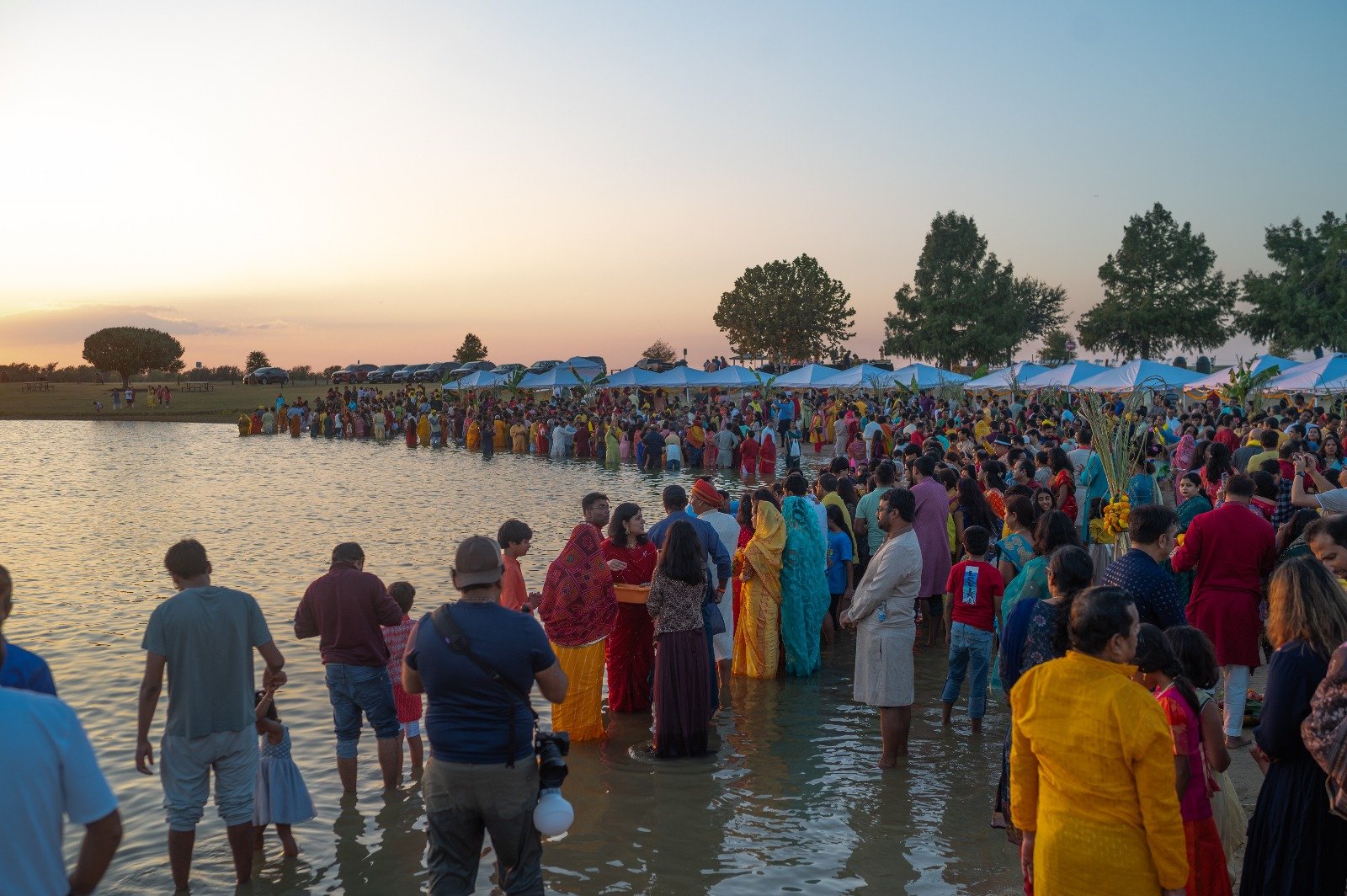 सात समंदर पार अमेरिका में भी गूंजा छठ महापर्व — पूर्वांचल के हजारों लोगों ने धूमधाम से मनाया, भगवान सूर्य को दिया अर्घ्य…