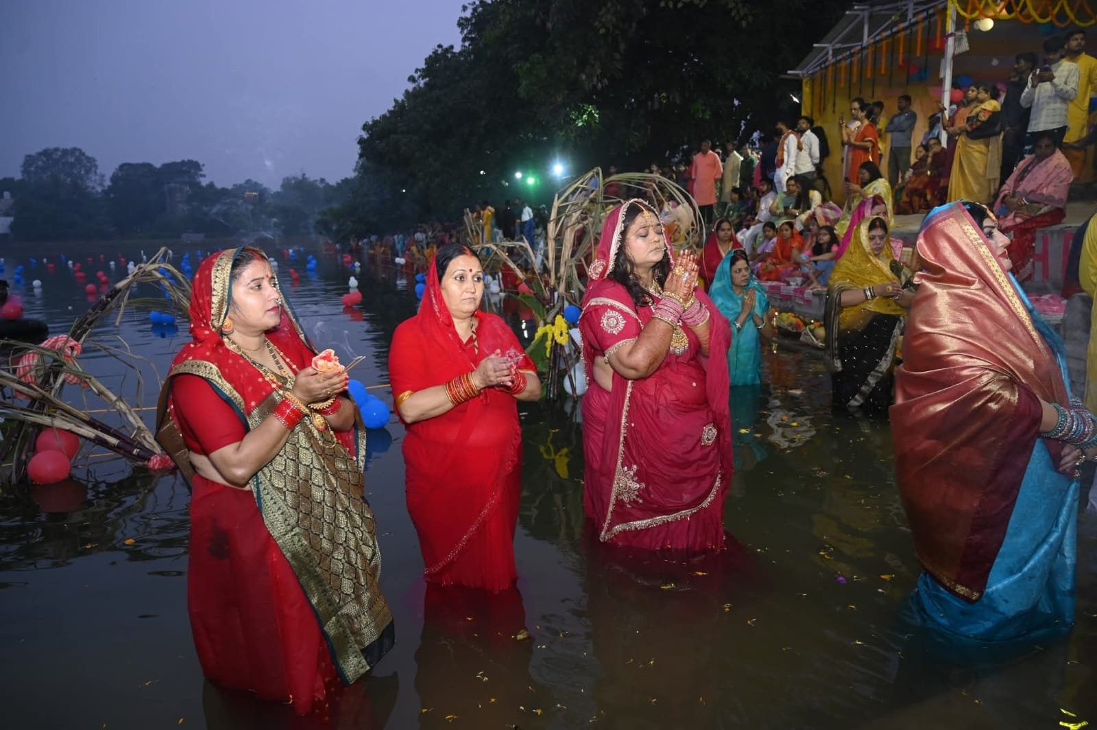 झरिया विधायक रागिनी सिंह ने भगवान भास्कर को अर्घ्य अर्पित कर कोयलांचलवासियों की सुख-समृद्धि की कामना की…