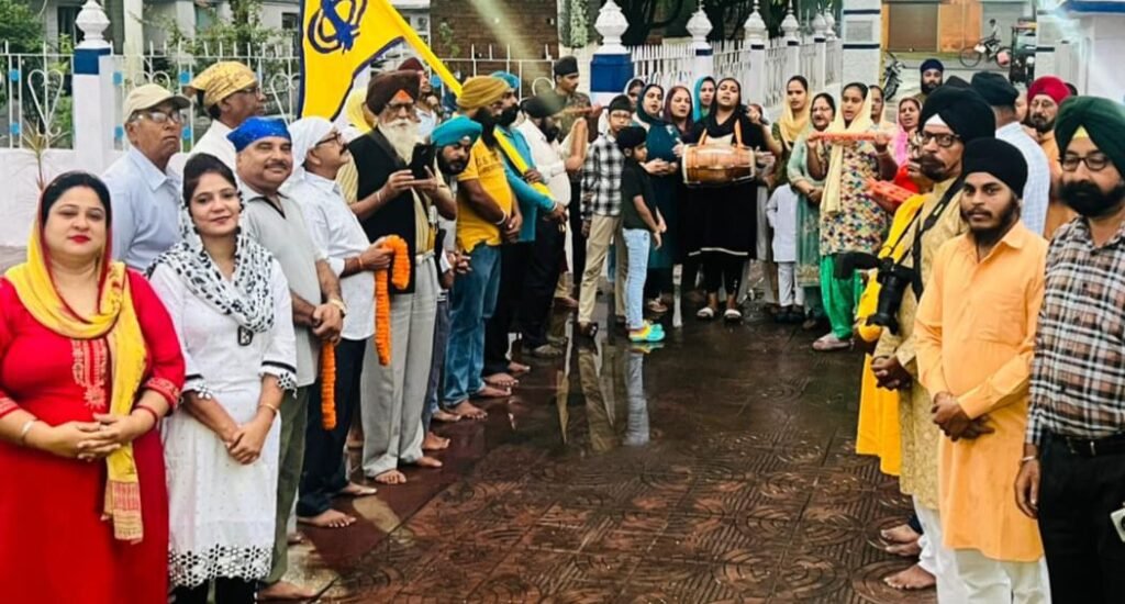 गुरुद्वारा गुरु नानक सिंह सभा से निकली भव्य प्रभात फेरी, भक्तिमय माहौल में गूंजे भजन-कीर्तन…
