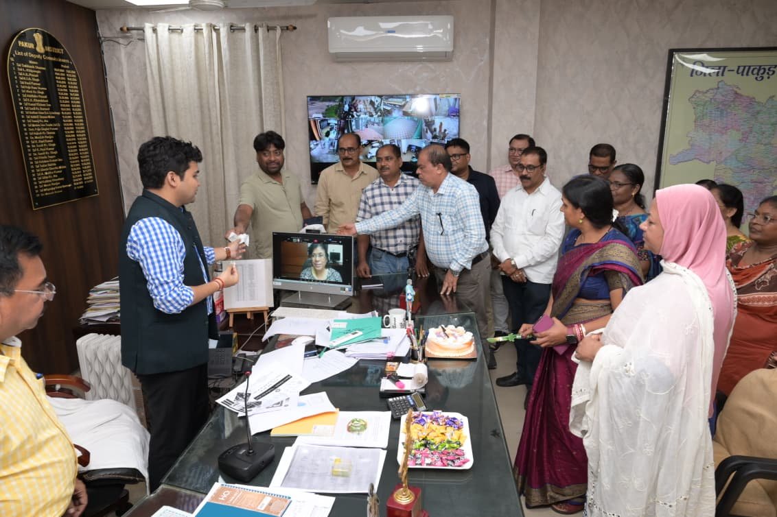 पाकुड़ में 31 साल बाद 22 लिपिकों को मिली पदोन्नति — जिला स्थापना समिति की बैठक में छलकी खुशी, उपायुक्त ने दी बधाई…