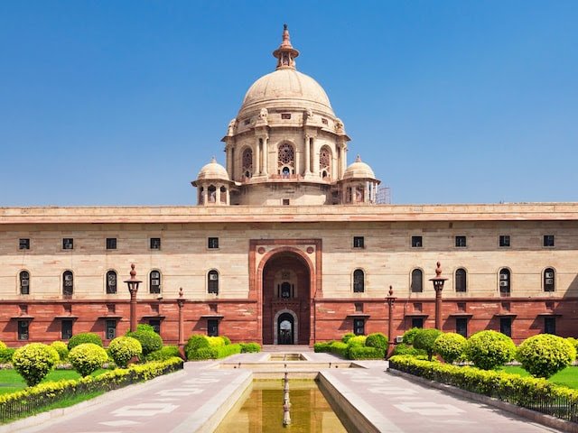 दिल्ली में बड़ा हादसा, राष्ट्रपति भवन परिसर में लगी आग, दमकल विभाग ने पाया आग पर काबू….