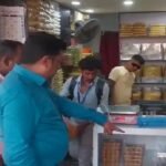 DHANBAD:दीपावली से पहले मिठाइयों में मिलावट का भंडाफोड़, बसंत मिष्ठान भंडार और राजा नमकीन की मिठाइयां की गई नष्ट…