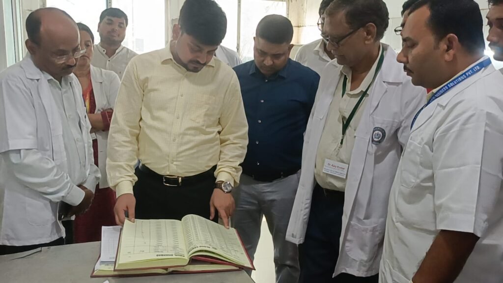 उपायुक्त ने किया एसएनएमएमसीएच के ब्लड बैंक का निरीक्षण…