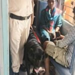 धनबाद : डॉग स्क्वायड के साथ ट्रेनों की हो रही जांच…