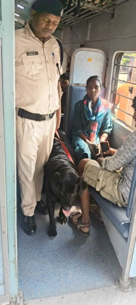 धनबाद : डॉग स्क्वायड के साथ ट्रेनों की हो रही जांच…