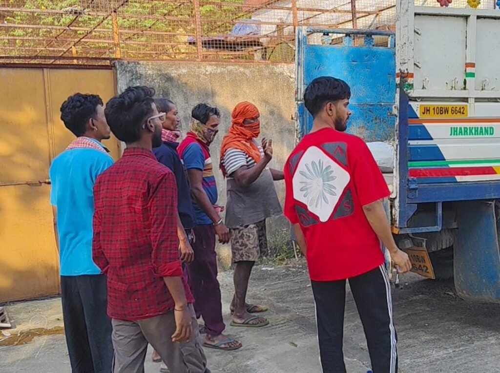 कुमारघुबी ओवरब्रिज के पास ट्रेन से कटकर दो लोगों की मौत…