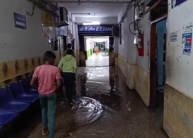 रातभर की मूसलाधार बारिश से जनजीवन बेहाल, सड़कों पर घुटने भर पानी, SNMMCH बना तालाब…