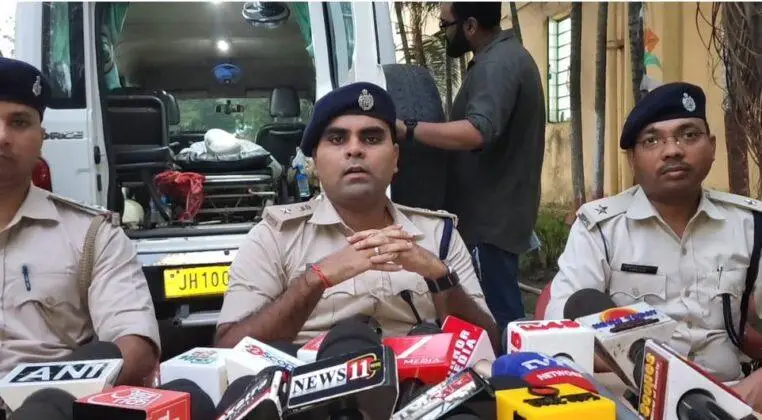 FCI गोदाम फायरिंग कांड का धनबाद पुलिस ने किया खुलासा,02 आरोपी गिरफ्तार, हथियार व कारतूस बरामद….मामले में सिटी एसपी ने की प्रेस कॉन्फ्रेंस…