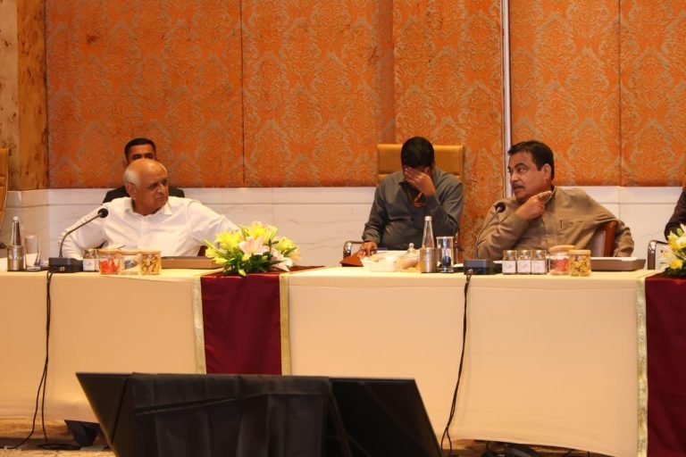 केंद्रीय मंत्री नितिन गडकरी और सीएम भूपेंद्र पटेल ने एनएचएआई के अधिकारियों के साथ समीक्षा बैठक की….