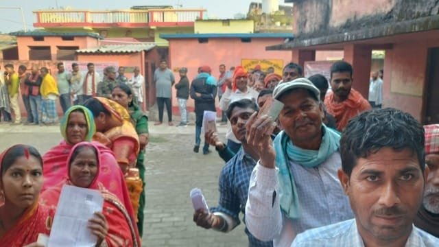 दो घंटे का मतदान पूरा, वोटर टर्नआउट जल्द; मतदान केंद्रों पर मतदाताओं की लंबी…