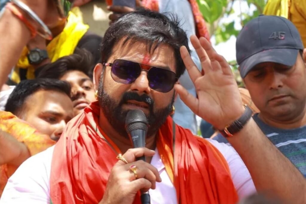 भोजपुरी सुपरस्टार पवन सिंह की रैली में हादसा, भीड़ के दबाव से गिरा पंडाल…