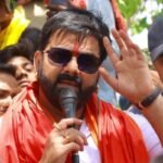 भोजपुरी सुपरस्टार पवन सिंह की रैली में हादसा, भीड़ के दबाव से गिरा पंडाल…