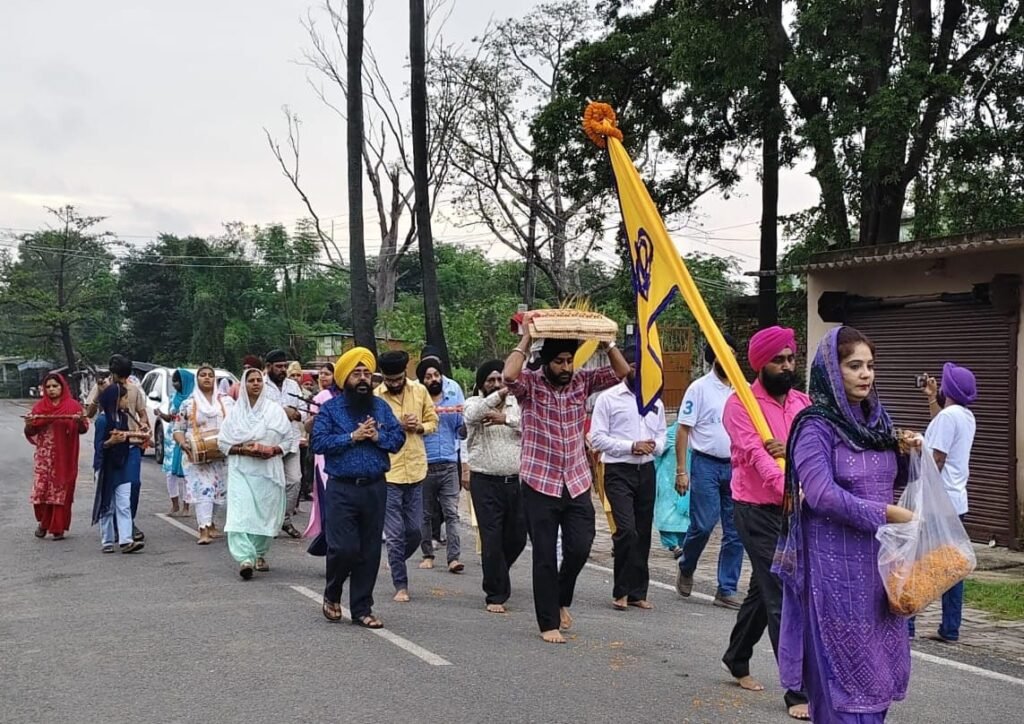 शब्द कीर्तन का गायन करते हुए सिंदरी गुरुद्वारा साहिब से छठी प्रभात फेरी का आयोजन…