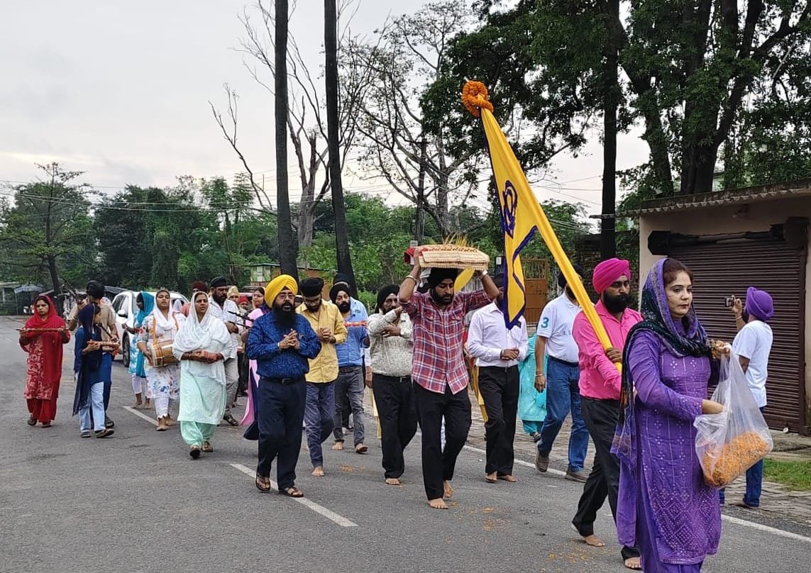 शब्द कीर्तन का गायन करते हुए सिंदरी गुरुद्वारा साहिब से छठी प्रभात फेरी का आयोजन…