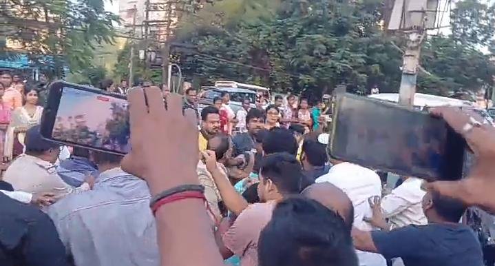 एजीचर्च पर कब्ज़ा के लिये चर्च प्रबंध समिति के दो पक्ष आपस मे भिड़े जमकर हुई लत्तम -जुत्तम…