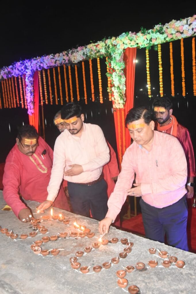 नमामि गंगे कार्यक्रम में राजेंद्र सरोवर पहुंचे उपायुक्त, दीयों से जगमगाया राजेंद्र सरोवर…