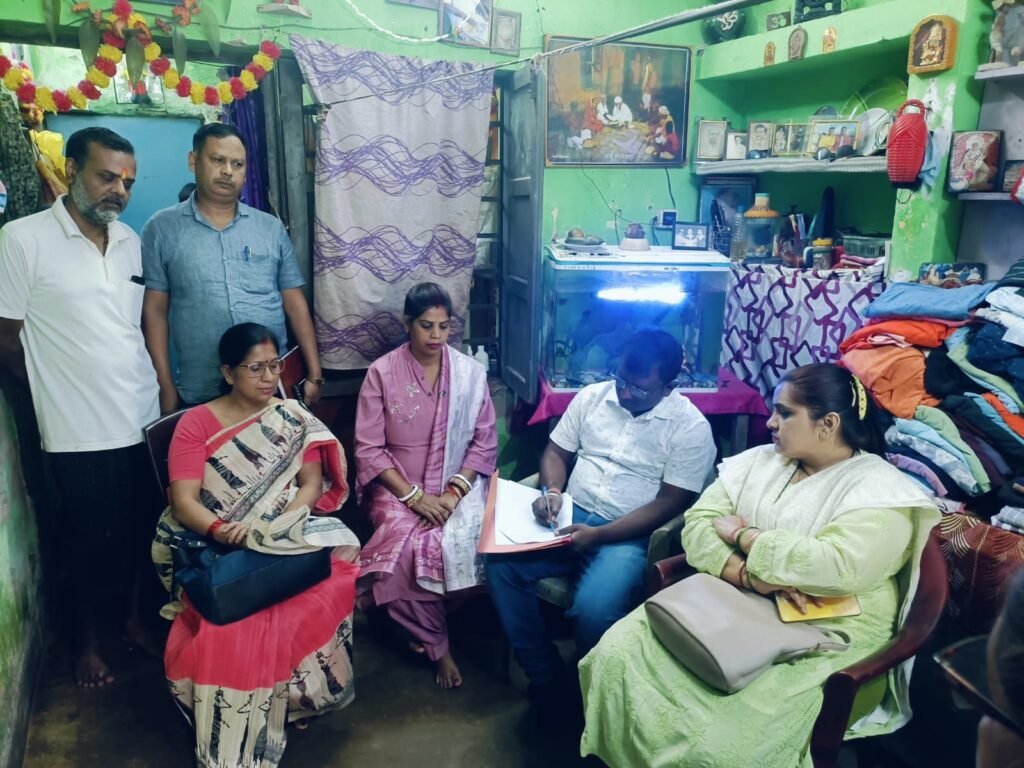 मुख्यमंत्री जी के निर्देश पर बेटी राजनंदनी को हरसंभव मदद एवं जरूरी चिकित्सा सुविधा प्रदान करने हेतु जिला की टीम पहुंची राजनंदनी के घर…