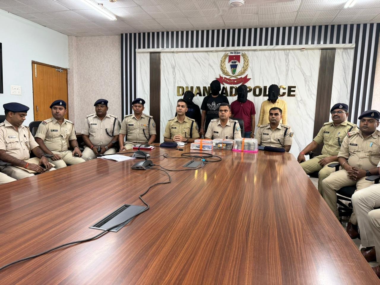 धनबाद पुलिस की बड़ी कार्रवाई: प्रिंस खान गैंग के चार ‘स्लीपर सेल’ सदस्य गिरफ्तार, ₹17.34 लाख नकद और हथियार जब्त…