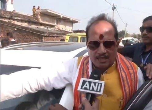 राजद समर्थकों ने रोकी कार, भड़के डिप्टी CM विजय सिन्हा- इनकी छाती पर बुलडोजर चलेगा…