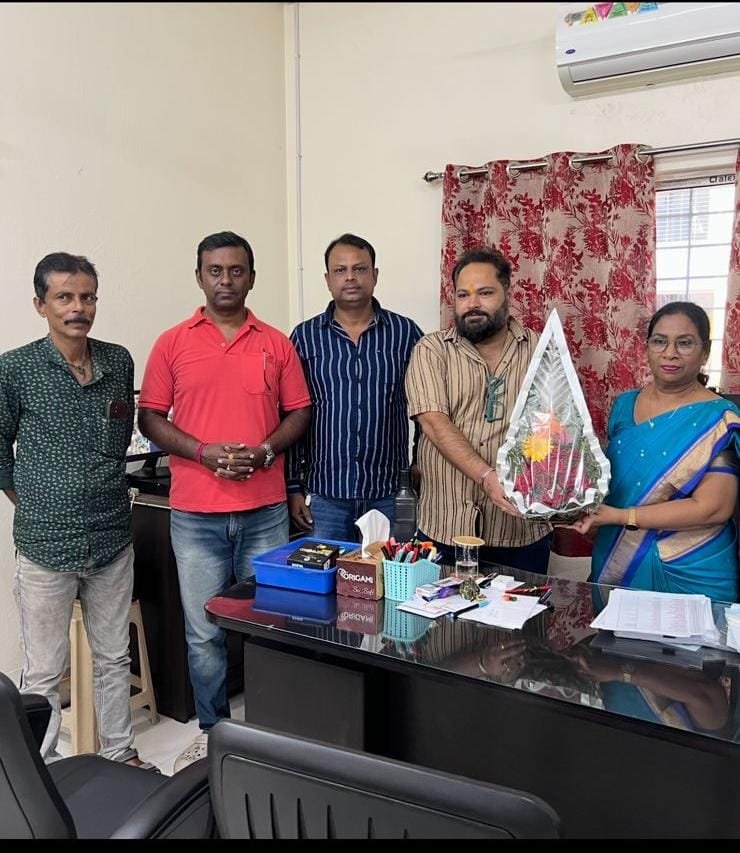 एजीचर्च मे चल रहे विवाद के बिच अभिभावकों मे बनी दहशत नवनयुक्त प्रिंसपल से मिल अपने बच्चों के भविष्य की लगाई गाहर गुलदस्ता देकर सम्मानित भी किया…