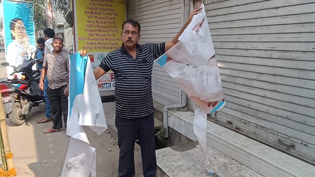 जन्मदिन से पहले आसनसोल मे अभिषेक बैनर्जी का फाड़ा पोस्टर भाजपा पर आरोप…