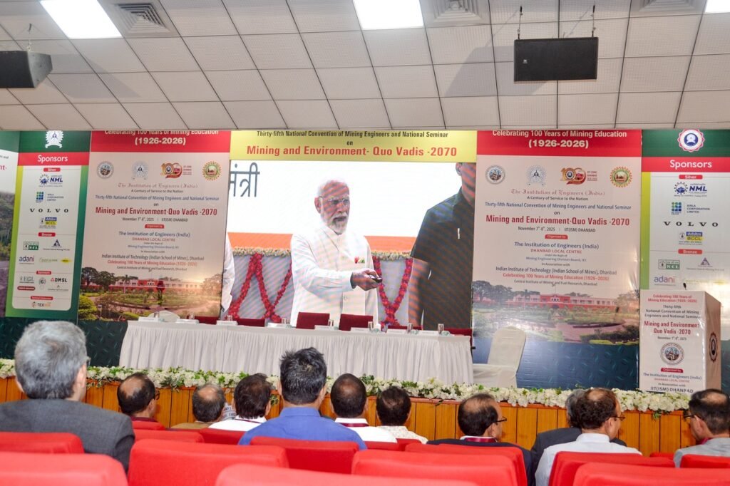 आईआईटी (आईएसएम) में ‘वंदे मातरम्’ के 150 वर्ष पूरे होने पर सामूहिक गायन, प्रधानमंत्री का संबोधन भी सुना गया…